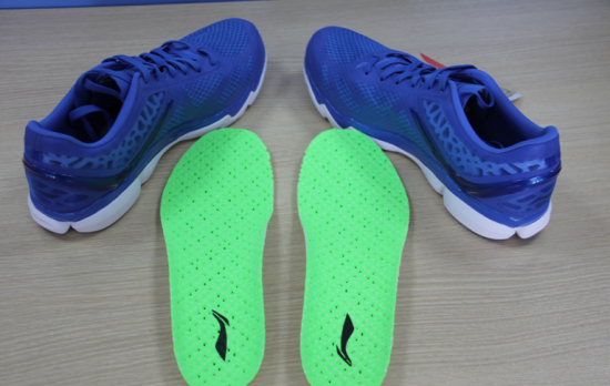 　　这款跑鞋的鞋垫也是采用了李宁的专利产品，汉麻鞋垫，兼具防臭干爽排汗之功能，自推出以来一直备受跑友好评。