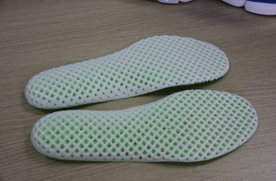 鞋垫的背面可以很清楚的看到，遍布的菱形透气孔，而且鞋垫也并非一个平面，而是略有凸起。