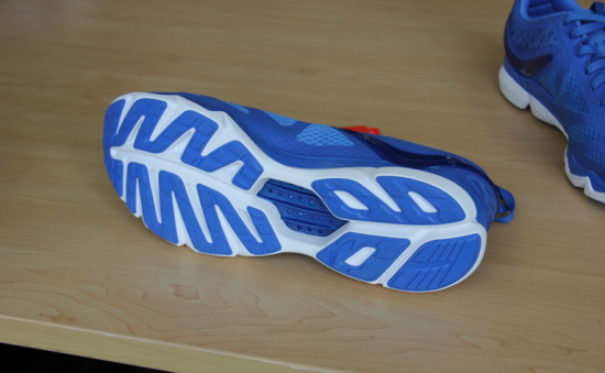 鞋底部位是这次超轻12代特别设计的，鞋底材料是 橡胶大底+PHO中底+NYLON 组合而成。