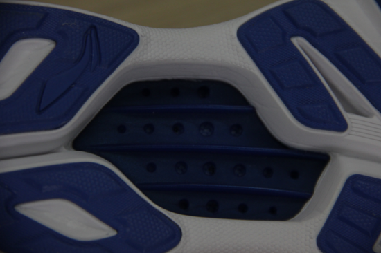 其实，我感觉最大的设计亮点还是来自于鞋底的中央区域，这部分有4排圆孔，粗看没啥特别之处。