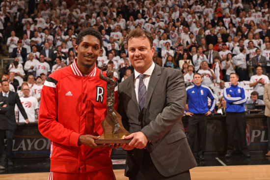 路-威廉姆斯收获“最佳第六人”奖杯