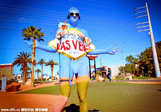 图为美国，模特Todd身上的彩绘与拉斯维加斯的明信片融为一体。
