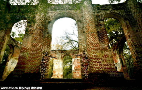 图为美国南卡罗来纳州，模特身上的彩绘与砖墙融为一体。