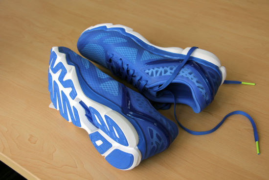 　　最后，我要向广大跑友郑重推荐这一款超轻12代跑鞋，这是一款，配色多种，设计合理，秀外慧中，轻巧清凉，适合夏季的训练与比赛用鞋。