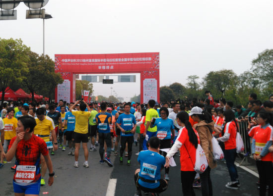 　　扬马半程是国内首屈一指的半程马拉松比赛，这次比赛规格也很高，邀请来的国际选手实力强劲，而且李宁先生本人也亲临赛场观看比赛。