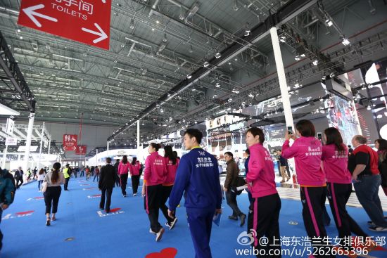 队员们参观车展纷纷拍照