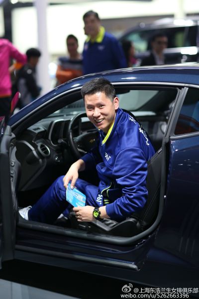 主教练何炯试乘“大黄蜂”