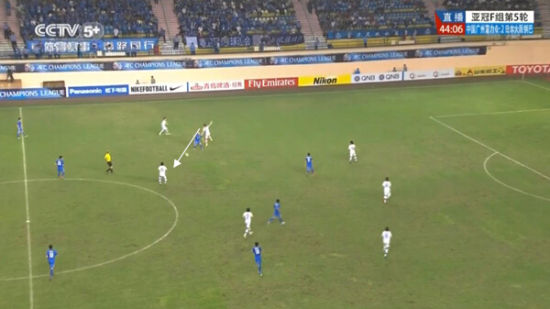 图13 双方在中场争顶