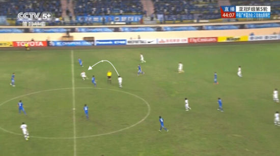 图14 大阪钢巴中场头球传递