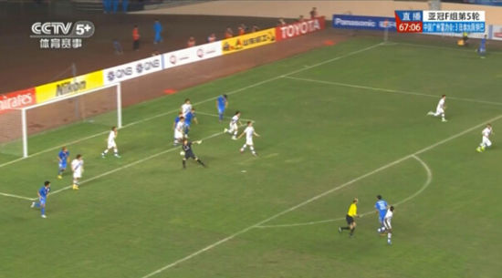 图18 东口顺昭手抛球发动快攻