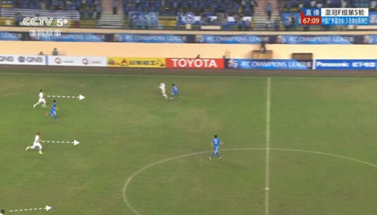 图19 背身护球，身后有三名同伴在跟进