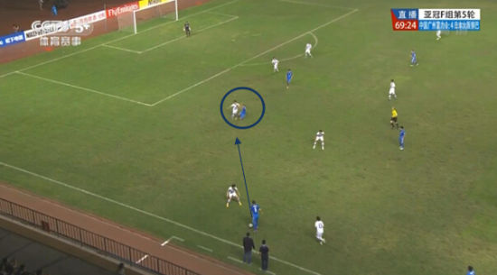 图24 对方上抢的时候有犯规嫌疑