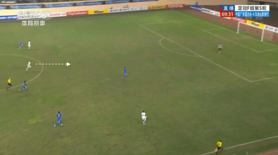 图28 林斯带球向前，宇佐美贵史在中路跟进