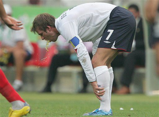 2006世界杯，贝克汉姆在英格兰1-0厄瓜多尔的比赛中呕吐