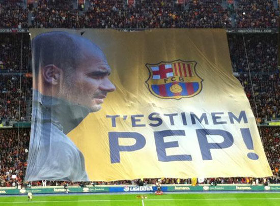 瓜帅诺坎普最后一战 球场球迷高举巨幅画像