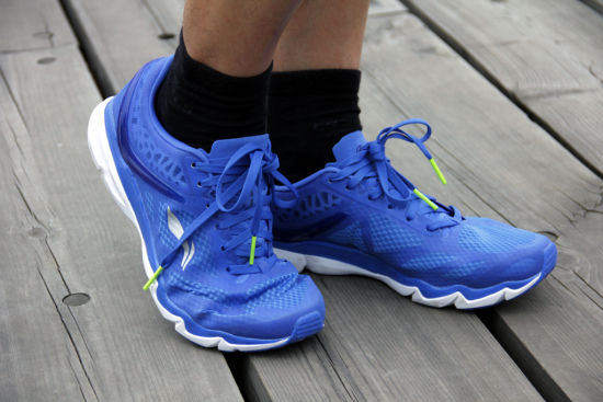 大体重对于跑鞋的支撑力是否持续且稳定要求甚高，我以前就有过跑到后程感觉鞋子完全没有弹性，脚像直接踩到路面上一样的感觉。