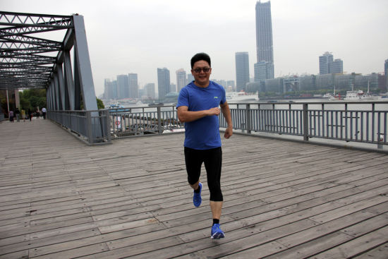 最后，我要向广大跑友郑重推荐这一款超轻12代跑鞋。