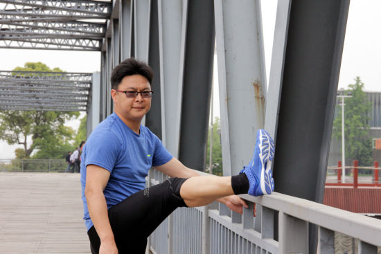 既有轻量的身材，又有清爽的蓝白配色，更有持续稳定的鞋底支撑，回弹性也很足。