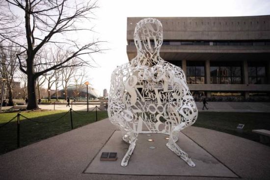 　　西班牙现代艺术家Jaume Plensa在麻省理工大学建校150周年时借给学校使用的艺术品“The Alchemist