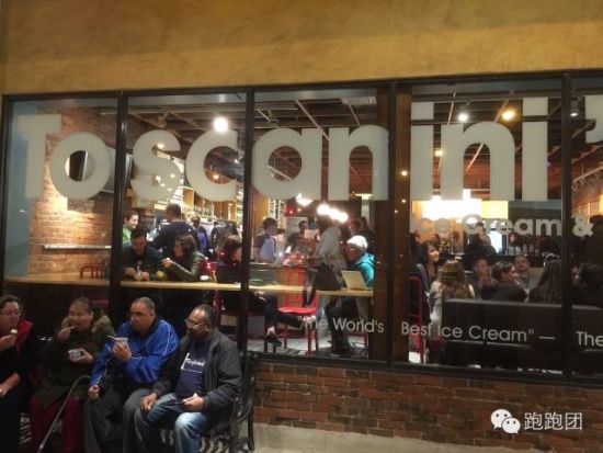 　　就是这间门面不大的冰淇凌店，使得波士顿成为美国著名的冰淇淋城市。据说店主因为漏税被迫关门，而冰淇凌店的客人居然愿意集体凑钱为店主补税。