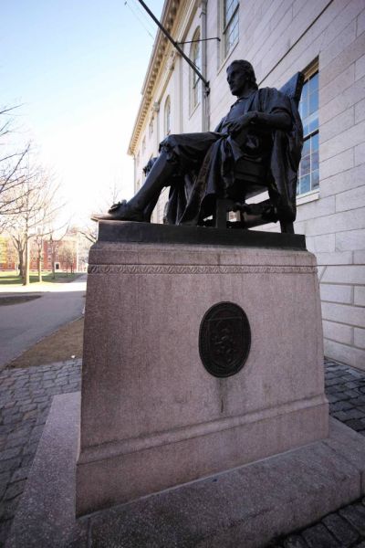 　　哈佛校园里的哈佛雕像，关于这座雕像，说是有三个伪命题：1，哈佛不是哈佛大学的创始人，而是哈佛大学早期的一个捐助人；2，哈佛大学不是创建于1638年，而是创建于1636年，1638年是哈佛去世的时间。3，这座哈佛雕像的形象不是哈佛本人，因为没有哈佛本人留下来的影像资料，雕塑家的模特是当年哈佛的一个帅哥。你可以看到雕像左脚已经被前来参观的游客摸得铮亮。