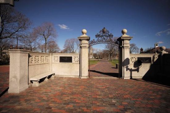 美国第一任总统乔治华盛顿当年就是在哈佛所在的剑桥地区成为美国军队的领袖。