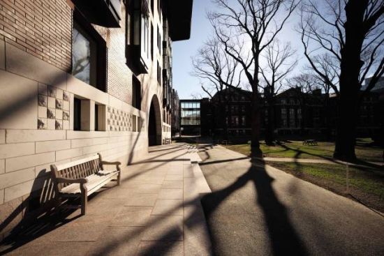 有游客戏言，在哈佛的一张椅子上打个盹，可能都会有无数先贤和大师的影子闯进梦来。