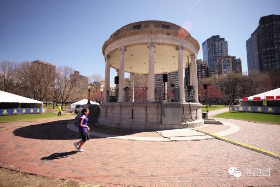 　　位于波士顿公园中的帕克曼音乐台，可以看到周围的今年的波士顿马拉松存衣处大帐篷，已经提前几天搭好。和查尔斯河两岸一样，波士顿公园也是波士顿非常好的跑步场地。