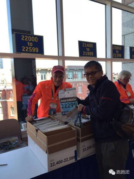 　　到波士顿的第二天，就是去波士顿马拉松的EXPO去领取参赛号码布。虽然没有收到组委会的正式函件，但是凭护照很容易就拿到了宝爷的号码布。