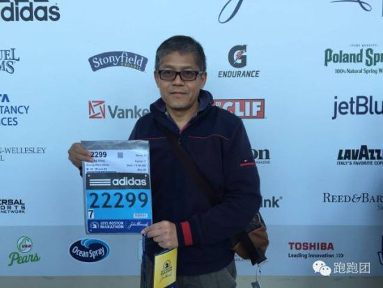 必须马上拍摄一张照片留念，证明我来过。2015年的波士顿马拉松，22299号，是属于宝爷的。