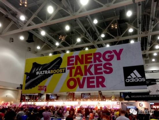 　　主赞助商阿迪达斯的展台在EXPO的正门入口，声势浩大的BOOST系列产品让人目不暇接。但是据我的观察，阿迪达斯展台上卖疯了的产品，是紫色的官方运动夹克。