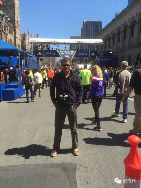 　　波士顿马拉松终点设在波士顿的Boylston大街上，终点牌楼三天前就已经搭好。身穿紫色官方运动夹克的跑者成为这里的客人。