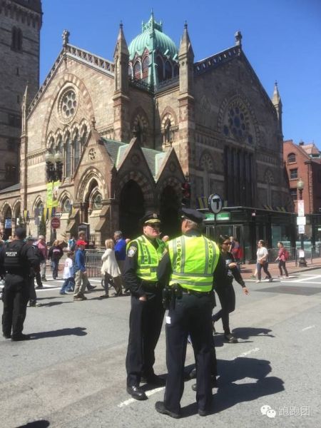 　　警方几天前就开始封锁终点附近的街道，让这一带暂时成为马拉松跑者的天堂。波士顿人从来不会把一年一度的马拉松赛事当成是这个城市的麻烦，而是以这个马拉松赛事为荣。