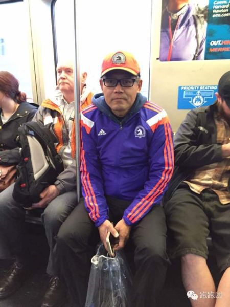 　　早晨六点钟以后，从波士顿的任何一个地铁口上地铁，都会发现周围的乘客全部是参加当天马拉松的跑者，所以，跟着人群走，就不会迷路，他们一定会把你带到波士顿马拉松的赛道上。