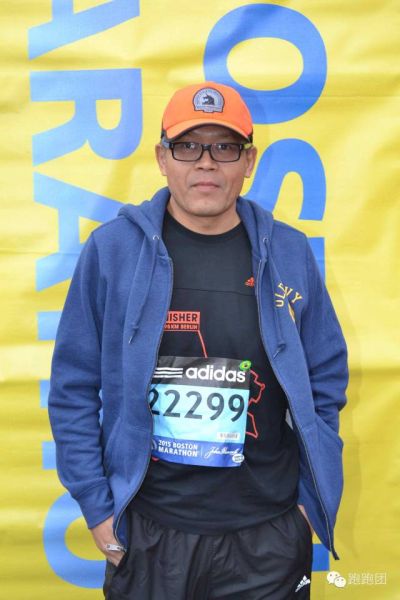 　　在运动员村留一张影，外套就是宝爷为这次马拉松临时购买的连帽外套OLD NAVY，花了15美金哦！里面的短袖运动衣，也是阿迪达斯的运动衣。那是宝爷去年参加自己的第一个大满贯马拉松赛事柏林马拉松的finisher服装。