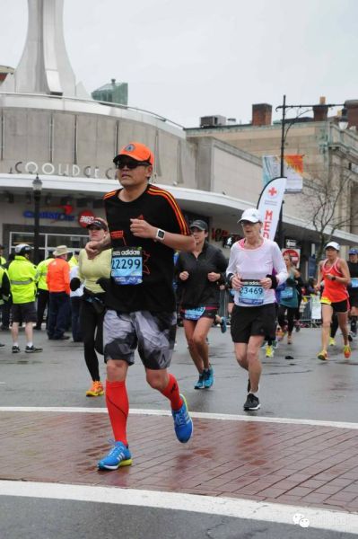 　　宝爷本来以为在雨中奔跑可以控制体温的上升，但是没有想到的是，寒冷的天气里，冰冷的雨水也让身体热度快速失去，让人失去动力。