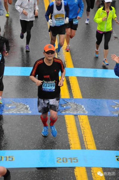 前20公里，我跑得还是很顺利的，通过半程标志的时候，宝爷的面部表情还是比较轻松的嘛！