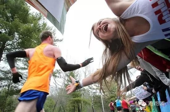 　　一半路程的卫斯理女子学院的女孩子们真的是热情似火，她们是波士顿马拉松男跑者的传统福利。但是她们不认为自己是女孩子，她们认为自己是年轻的女人。