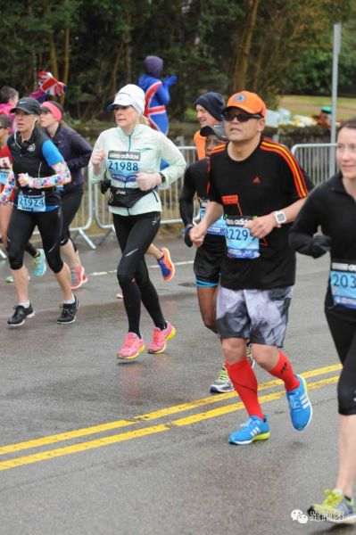 　　波士顿马拉松号称是世界上最难的几个马拉松线路之一，从25公里到35公里的这一段缓慢坡道。就是波士顿马拉松著名的伤心坡，就是这一段伤心坡，使无数英雄竞折腰。