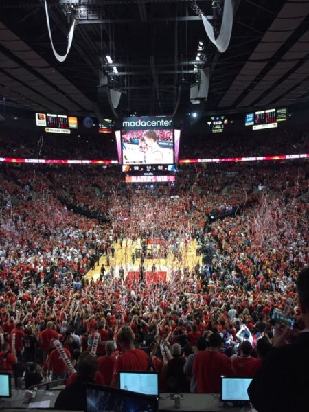 赛后开拓者主场落下了胜利的彩带