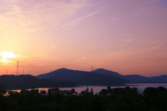 九龙湖畔晨起景致，青山红日绿水相映，是为跑步的好去处。