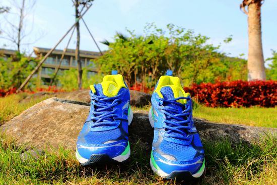 　　Challenge100跑鞋拥有一个严谨、坚毅的外观。严谨、坚毅？要应对100个马拉松，几千公里路程，Challenge100跑鞋当然要做得厚实一些，至少是外观上。