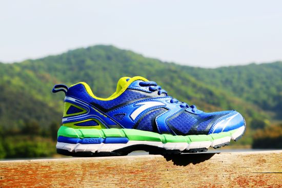 　　Challenge100跑鞋的外观配色可谓色彩缤纷，包含蓝、黄、绿、黑、白五种色调。其中蓝黄为主色调，平日穿着还是十分骚亮的，应合春天万物复苏的主题。