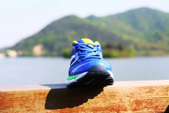 　　正面照：这个角度可以看出Challenge100的鞋底由三部分组成，黑色的橡胶外底，白色和绿色的两层中底。鞋头微微上扬，以适应跑步中，足部滚动式前进。