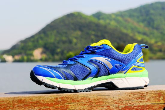 　　换个侧面，鞋面大面积网布保证了透气性能，但支撑性能及包裹性如何处理？图中，网布上的黑色线条便是来应对这个问题的，运动感线条包裹，提供稳定支撑。