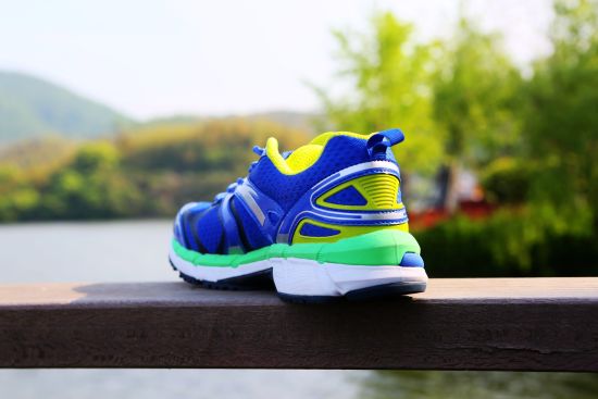 　　背面照：脚踝部分增加支撑保护结构，保证前行中平稳落地，鞋底比一般跑鞋高，要问为什么，几千公里的跑程可不是闹着玩的，能不造得厚实点。