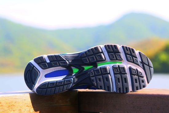 底面照：大底厚实，纹路清晰。大底采用分层减震，采用分层结构及减震材料，强化缓震效果。