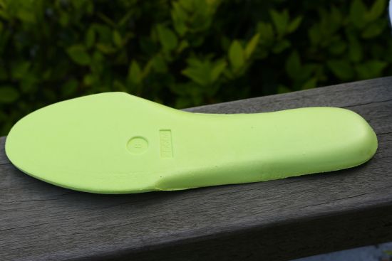 鞋垫反面：可设计成镂空状，增加透气性能。