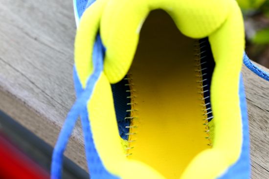 内部：针脚整齐，脚踝包裹织物宽厚。