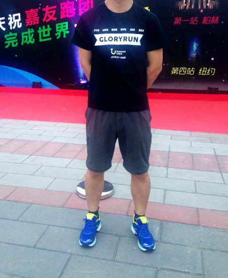 challenge100跑鞋亮相嘉友跑GloryRun超级碗荧光夜跑活动。